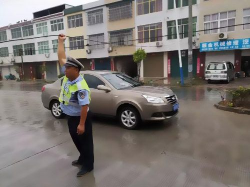 交警舉電纜一個小時